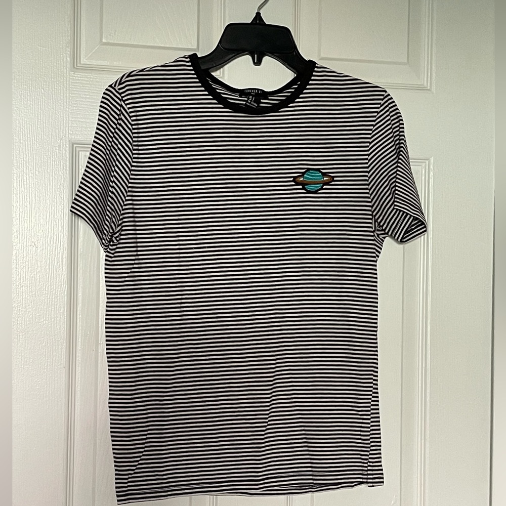 Black and white t shirt with planet
